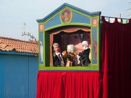 BURATTINI IN RIVA AL MARE
